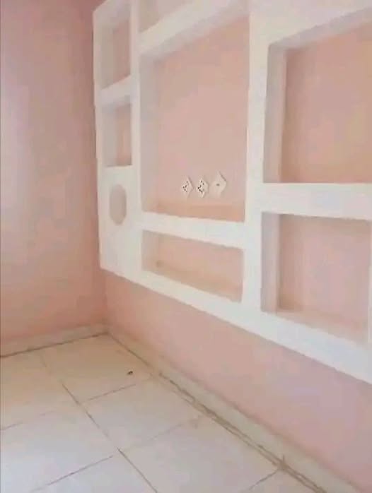 بيت للإيجار - الأبيض - الربع